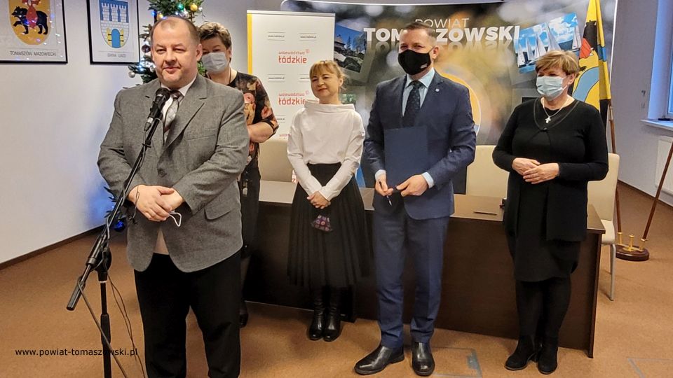 Na zdjęciu: uczestnicy konferencji prasowej, która odbyła się we wtorek 28 grudnia 2021 roku, w sali konferencyjnej w Starostwie Powiatowym w Tomaszowie Mazowieckim, podczas której podpisana została umowa na termomodernizację budynku przy ulicy Murarskiej z zasobów TTBS