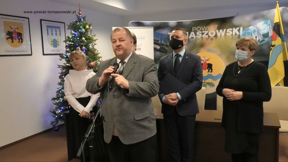 Na zdjęciu: uczestnicy konferencji prasowej, która odbyła się we wtorek 28 grudnia 2021 roku, w sali konferencyjnej w Starostwie Powiatowym w Tomaszowie Mazowieckim, podczas której podpisana została umowa na termomodernizację budynku przy ulicy Murarskiej z zasobów TTBS