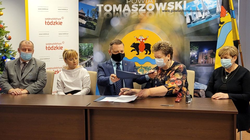 Na zdjęciu: uczestnicy konferencji prasowej, która odbyła się we wtorek 28 grudnia 2021 roku, w sali konferencyjnej w Starostwie Powiatowym w Tomaszowie Mazowieckim, podczas której podpisana została umowa na termomodernizację budynku przy ulicy Murarskiej z zasobów TTBS