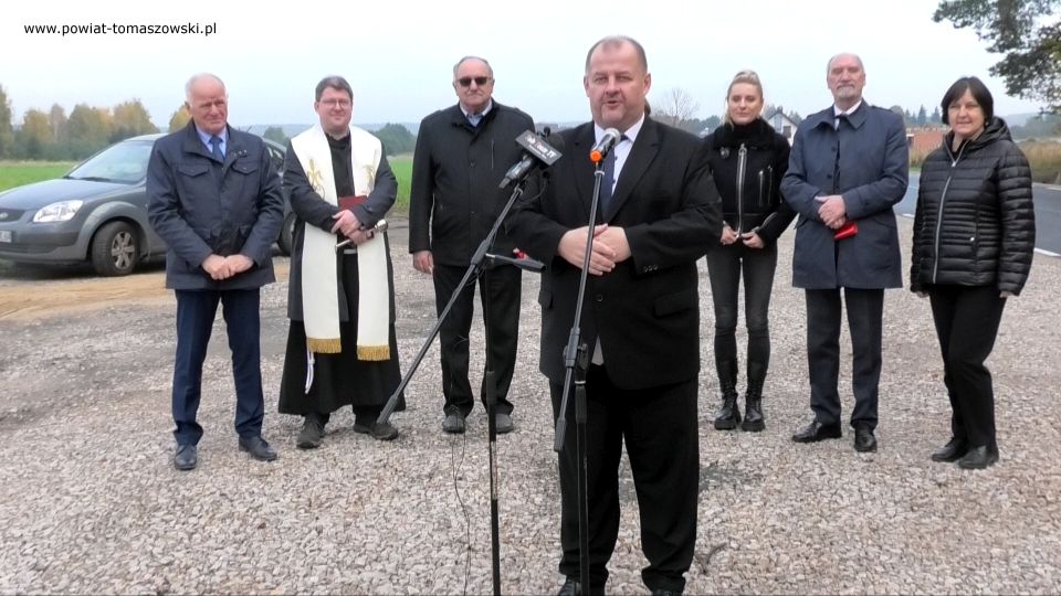 Na zdjęciu: zdjęcie z uroczystego otwarcia drogi powiatowej nr 4328E w miejscowości Twarda, które odbyło się we wtorek, 19 października 2021 roku
