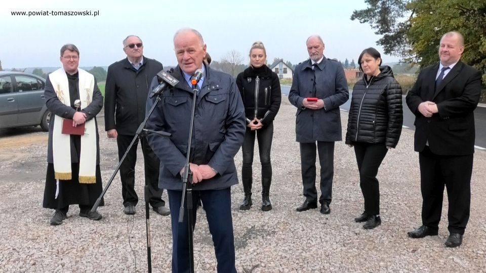Na zdjęciu: zdjęcie z uroczystego otwarcia drogi powiatowej nr 4328E w miejscowości Twarda, które odbyło się we wtorek, 19 października 2021 roku