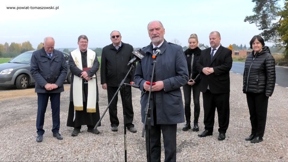 Na zdjęciu: zdjęcie z uroczystego otwarcia drogi powiatowej nr 4328E w miejscowości Twarda, które odbyło się we wtorek, 19 października 2021 roku
