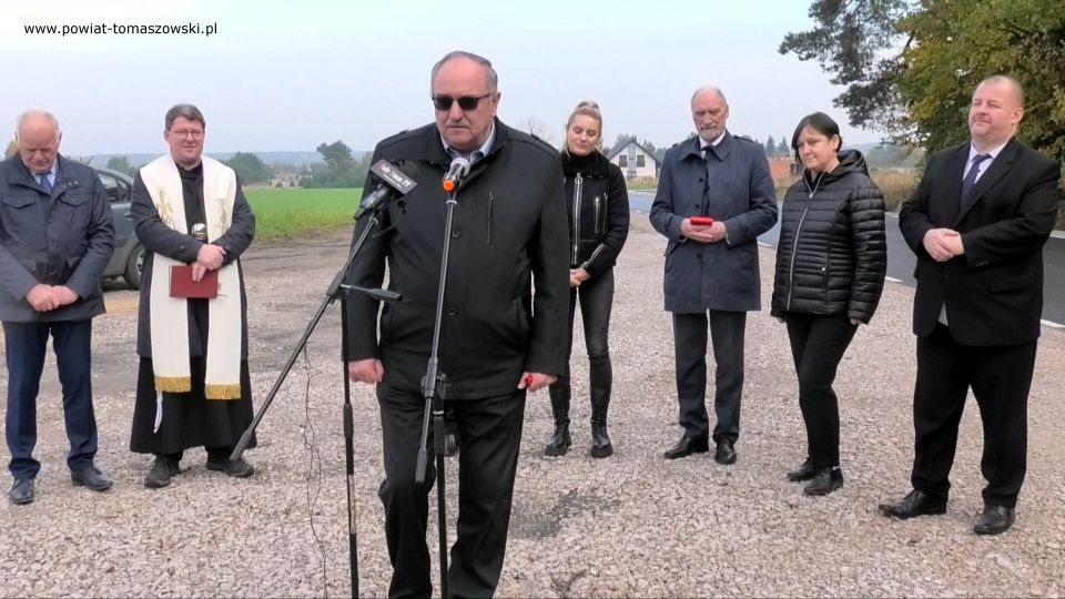 Na zdjęciu: zdjęcie z uroczystego otwarcia drogi powiatowej nr 4328E w miejscowości Twarda, które odbyło się we wtorek, 19 października 2021 roku