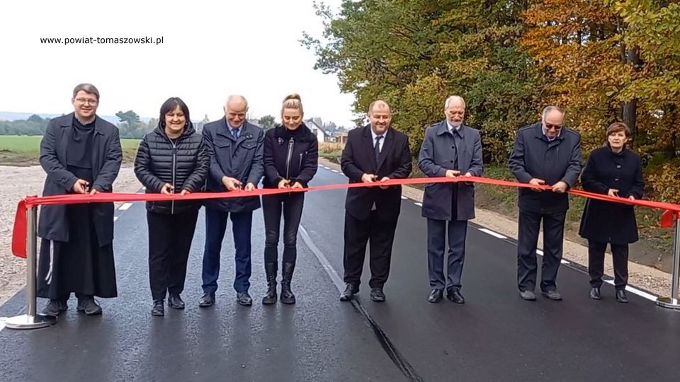 Na zdjęciu: zdjęcie z uroczystego otwarcia drogi powiatowej nr 4328E w miejscowości Twarda, które odbyło się we wtorek, 19 października 2021 roku