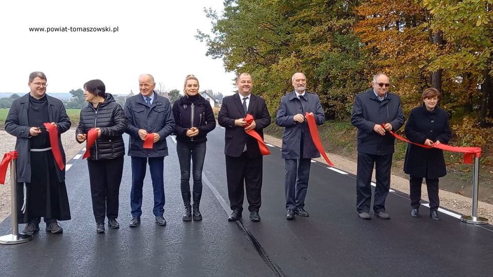 Na zdjęciu: zdjęcie z uroczystego otwarcia drogi powiatowej nr 4328E w miejscowości Twarda, które odbyło się we wtorek, 19 października 2021 roku