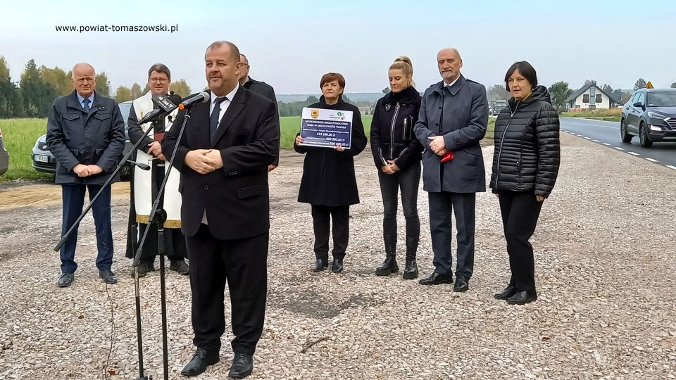 Na zdjęciu: zdjęcie z uroczystego otwarcia drogi powiatowej nr 4328E w miejscowości Twarda, które odbyło się we wtorek, 19 października 2021 roku