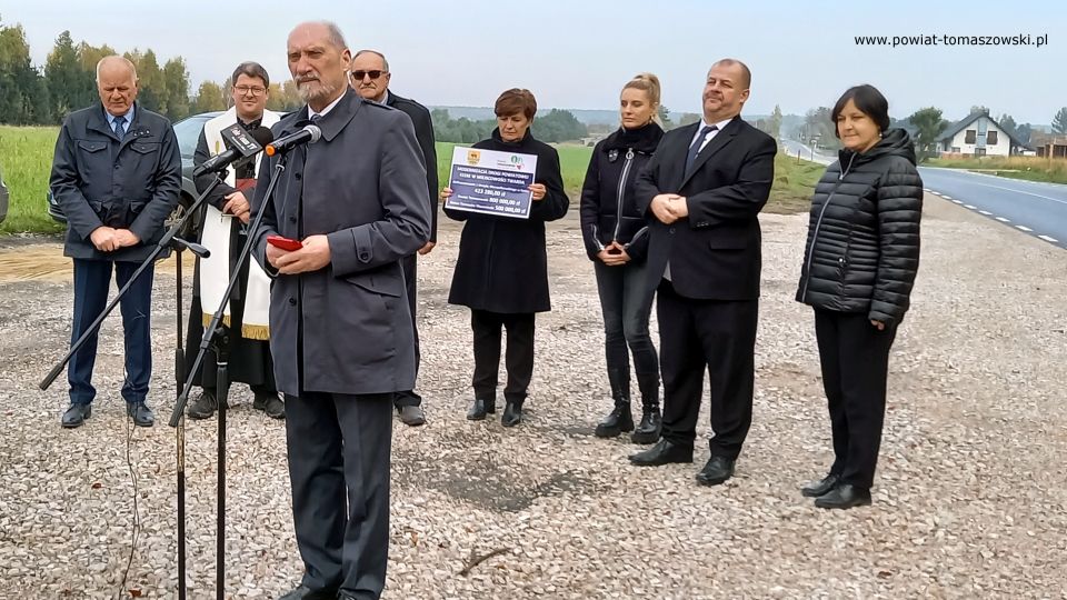 Na zdjęciu: zdjęcie z uroczystego otwarcia drogi powiatowej nr 4328E w miejscowości Twarda, które odbyło się we wtorek, 19 października 2021 roku