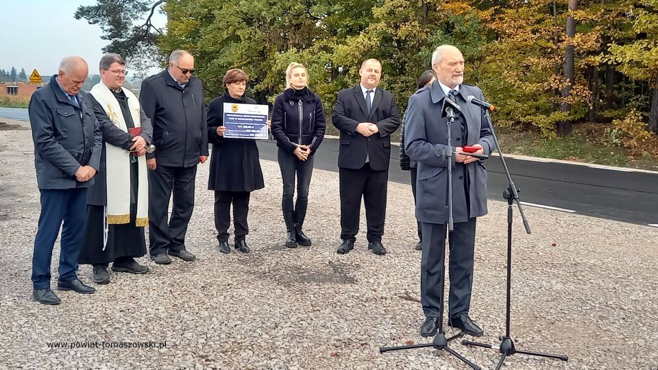Na zdjęciu: zdjęcie z uroczystego otwarcia drogi powiatowej nr 4328E w miejscowości Twarda, które odbyło się we wtorek, 19 października 2021 roku