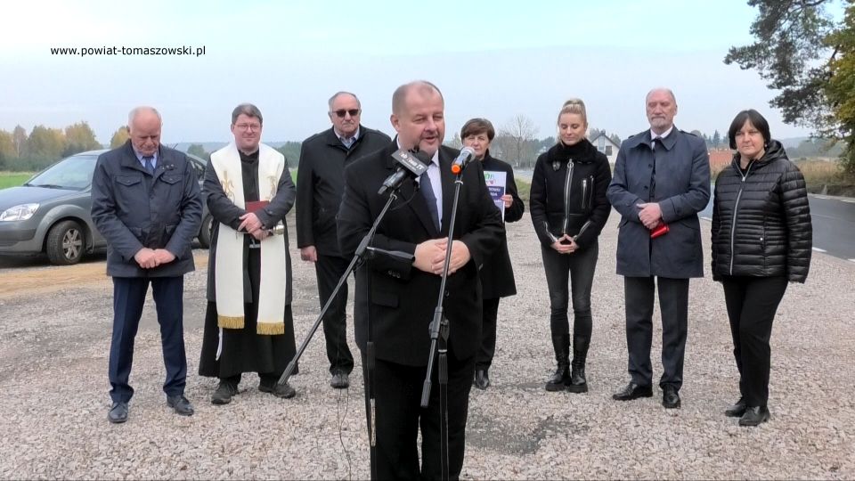 Na zdjęciu: zdjęcie z uroczystego otwarcia drogi powiatowej nr 4328E w miejscowości Twarda, które odbyło się we wtorek, 19 października 2021 roku