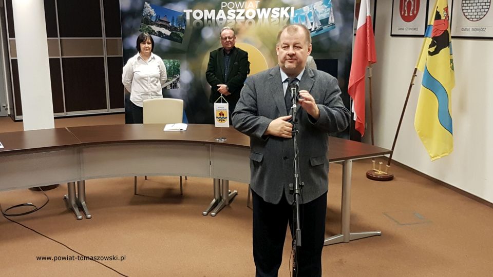 Na zdjęciu: od prawej: Mariusz Węgrzynowski – Starosta Powiatu Tomaszowskiego, Marek Kijanowicz – Prezes Firmy ERBEDIM, Elżbieta Rudzka – dyrektor Zarządu Dróg Powiatowych, podczas podpisania umowy na realizację zadania pod nazwą "Przebudowa drogi powiatowej 4324E na odcinku Ujazd - Stasiolas"