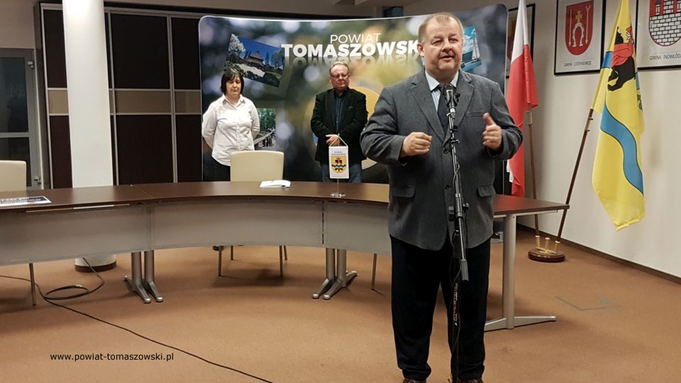Na zdjęciu: od prawej: Mariusz Węgrzynowski – Starosta Powiatu Tomaszowskiego, Marek Kijanowicz – Prezes Firmy ERBEDIM, Elżbieta Rudzka – dyrektor Zarządu Dróg Powiatowych, podczas podpisania umowy na realizację zadania pod nazwą "Przebudowa drogi powiatowej 4324E na odcinku Ujazd - Stasiolas"