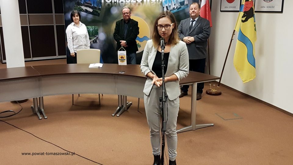 Na zdjęciu: od prawej: Mariusz Węgrzynowski – Starosta Powiatu Tomaszowskiego, Martyna Wojciechowska – radna Rady Powiatu Tomaszowskiego, Marek Kijanowicz – Prezes Firmy ERBEDIM, Elżbieta Rudzka – dyrektor Zarządu Dróg Powiatowych, podczas podpisania umowy na realizację zadania pod nazwą "Przebudowa drogi powiatowej 4324E na odcinku Ujazd - Stasiolas"