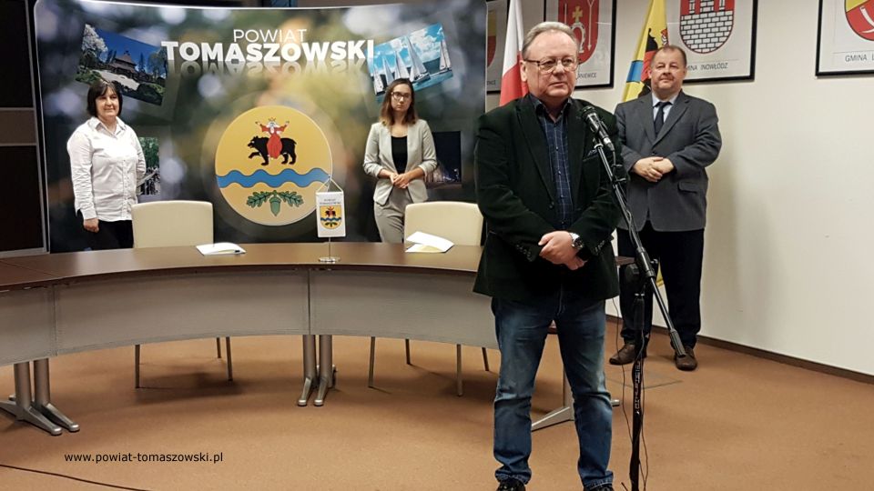 Na zdjęciu: od prawej: Mariusz Węgrzynowski – Starosta Powiatu Tomaszowskiego, Marek Kijanowicz – Prezes Firmy ERBEDIM, Martyna Wojciechowska – radna Rady Powiatu Tomaszowskiego, Elżbieta Rudzka – dyrektor Zarządu Dróg Powiatowych, podczas podpisania umowy na realizację zadania pod nazwą "Przebudowa drogi powiatowej 4324E na odcinku Ujazd - Stasiolas"