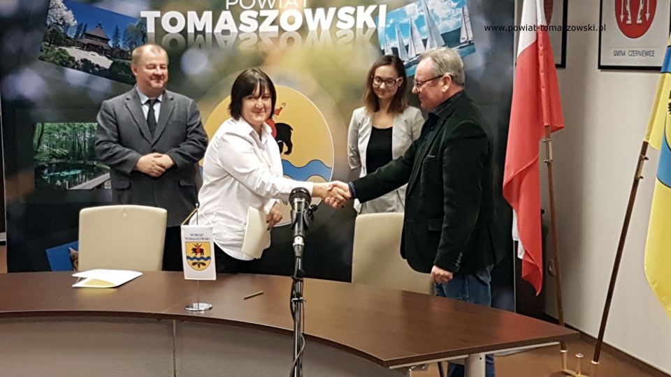 Na zdjęciu: od prawej: Marek Kijanowicz – Prezes Firmy ERBEDIM, Martyna Wojciechowska – radna Rady Powiatu Tomaszowskiego, Elżbieta Rudzka – dyrektor Zarządu Dróg Powiatowych, Mariusz Węgrzynowski – Starosta Powiatu Tomaszowskiego, podczas podpisania umowy na realizację zadania pod nazwą "Przebudowa drogi powiatowej 4324E na odcinku Ujazd - Stasiolas"
