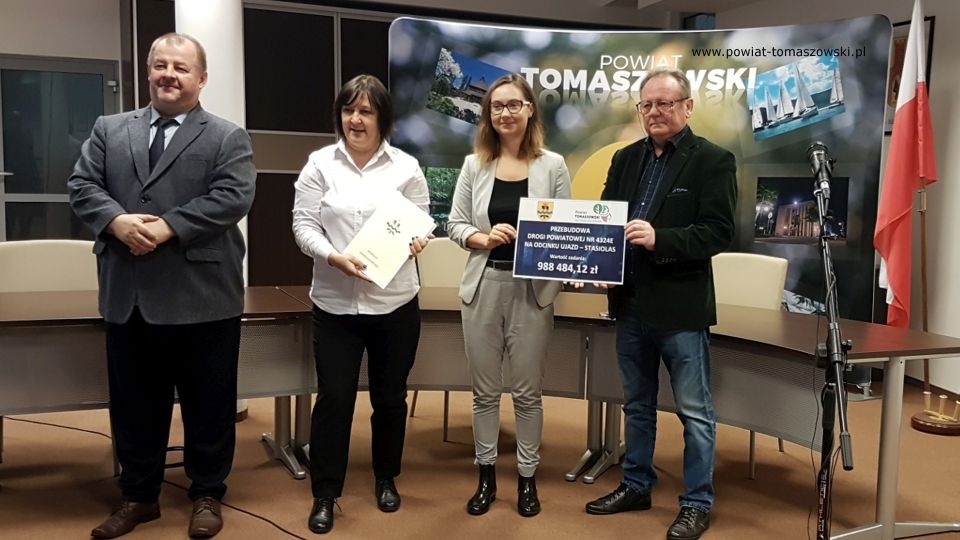 Na zdjęciu: od prawej: Marek Kijanowicz – Prezes Firmy ERBEDIM, Martyna Wojciechowska – radna Rady Powiatu Tomaszowskiego, Elżbieta Rudzka – dyrektor Zarządu Dróg Powiatowych, Mariusz Węgrzynowski – Starosta Powiatu Tomaszowskiego, podczas podpisania umowy na realizację zadania pod nazwą "Przebudowa drogi powiatowej 4324E na odcinku Ujazd - Stasiolas"