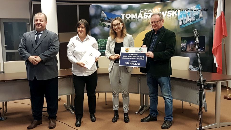 Na zdjęciu: od prawej: Marek Kijanowicz – Prezes Firmy ERBEDIM, Martyna Wojciechowska – radna Rady Powiatu Tomaszowskiego, Elżbieta Rudzka – dyrektor Zarządu Dróg Powiatowych, Mariusz Węgrzynowski – Starosta Powiatu Tomaszowskiego, podczas podpisania umowy na realizację zadania pod nazwą "Przebudowa drogi powiatowej 4324E na odcinku Ujazd - Stasiolas"