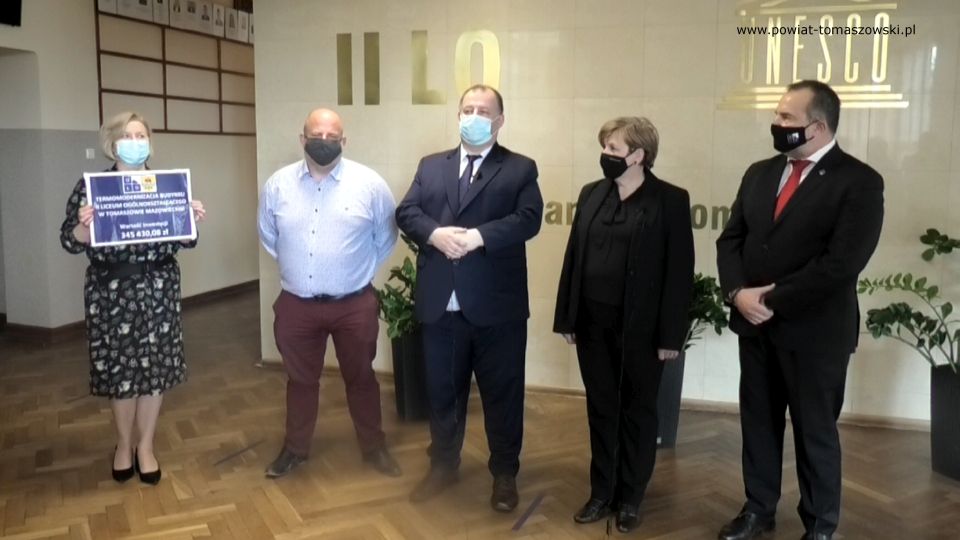 Na zdjęciu: od prawej: Arkadiusz Broniarek – dyrektor II Liceum Ogólnokształcącego im. Stefana Żeromskiego w Tomaszowie Mazowieckim, Elżbieta Łojszczyk – członek Zarządu Powiatu Tomaszowskiego, Mariusz Węgrzynowski – Starosta Powiatu Tomaszowskiego, Przemysław Lauer – właściciel Przedsiębiorstwa Inwestycyjno-Budowlanego „Lauer” w Pabianicach – wykonawca prac, Anna Rożej – wicedyrektor II Liceum, podczas podpisania umowy z wykonawcą prac „Termomodernizacja budynku II Liceum Ogólnokształcącego w  Tomaszowie Mazowieckim”