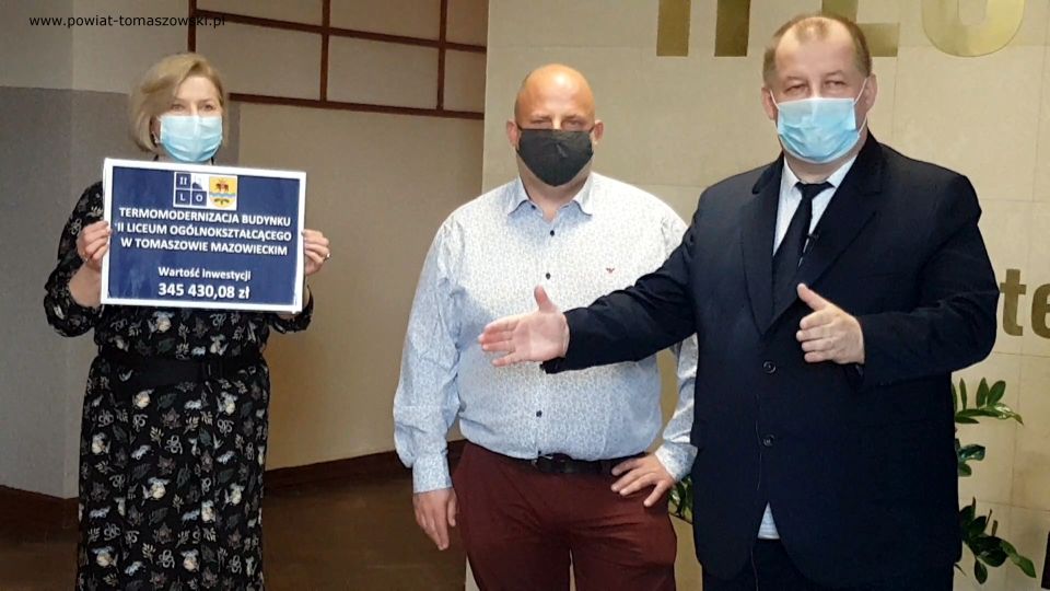 Na zdjęciu: od prawej: Mariusz Węgrzynowski – Starosta Powiatu Tomaszowskiego, Przemysław Lauer – właściciel Przedsiębiorstwa Inwestycyjno-Budowlanego „Lauer” w Pabianicach – wykonawca prac, Anna Rożej – dyrektor II Liceum Ogólnokształcącego im. Stefana Żeromskiego w Tomaszowie Mazowieckim, podczas podpisania umowy z wykonawcą prac „Termomodernizacja budynku II Liceum Ogólnokształcącego w  Tomaszowie Mazowieckim”