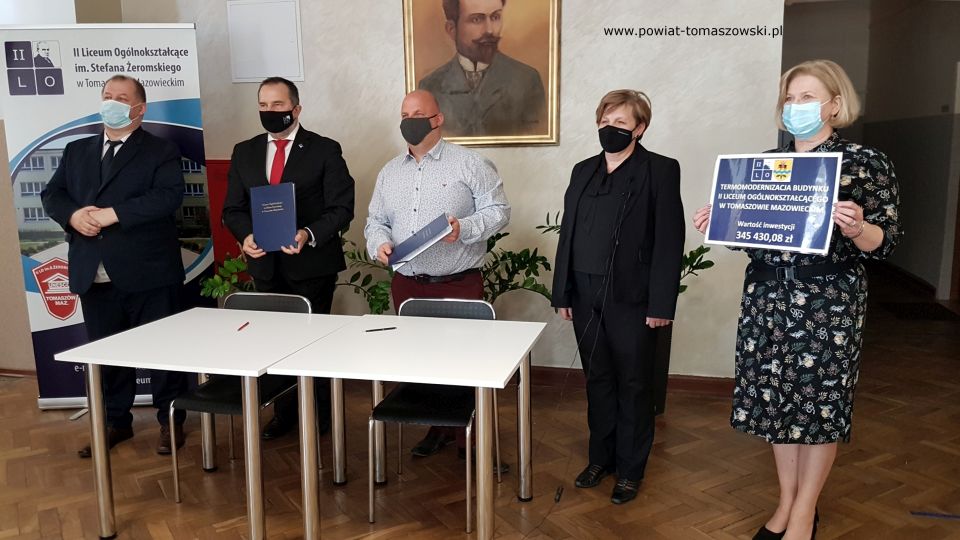 Na zdjęciu: od lewej: Mariusz Węgrzynowski – Starosta Powiatu Tomaszowskiego, Arkadiusz Broniarek – dyrektor II Liceum Ogólnokształcącego im. Stefana Żeromskiego w Tomaszowie Mazowieckim, Przemysław Lauer – właściciel Przedsiębiorstwa Inwestycyjno-Budowlanego „Lauer” w Pabianicach – wykonawca prac, Anna Rożej – wicedyrektor II Liceum, Elżbieta Łojszczyk – członek Zarządu Powiatu Tomaszowskiego, podczas podpisania umowy z wykonawcą prac „Termomodernizacja budynku II Liceum Ogólnokształcącego w  Tomaszowie Mazowieckim”