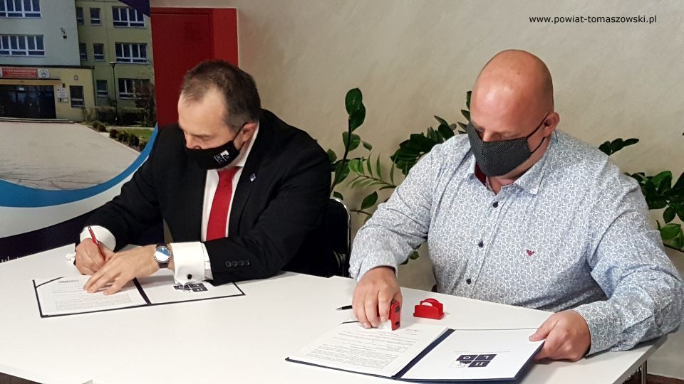  Na zdjęciu: od lewej: Arkadiusz Broniarek – dyrektor II Liceum Ogólnokształcącego im. Stefana Żeromskiego w Tomaszowie Mazowieckim, Przemysław Lauer – właściciel Przedsiębiorstwa Inwestycyjno-Budowlanego „Lauer” w Pabianicach – wykonawca prac, podpisują umowę na wykonanie prac „Termomodernizacja budynku II Liceum Ogólnokształcącego w  Tomaszowie Mazowieckim”