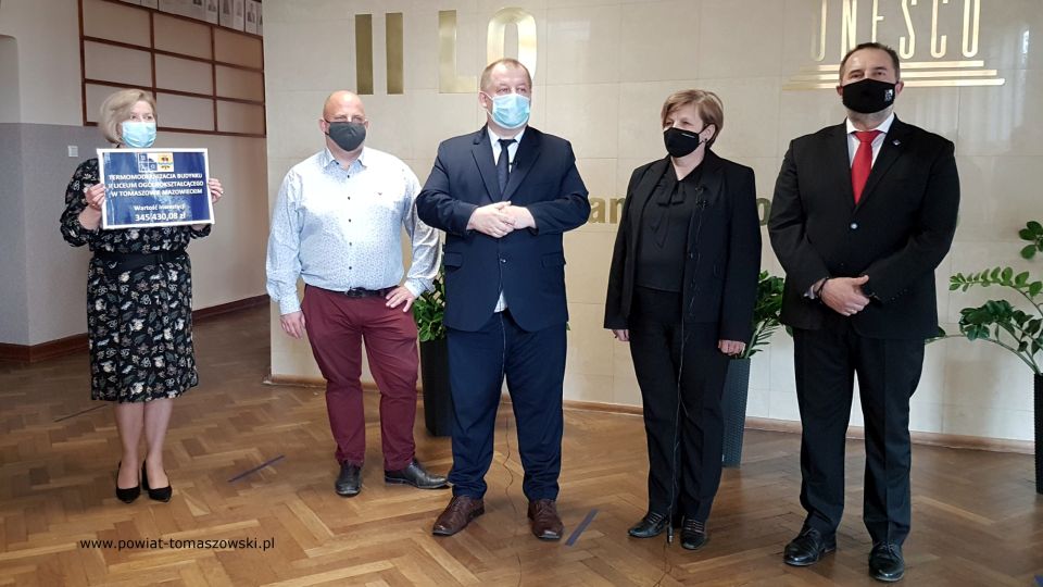 Na zdjęciu: od prawej: Arkadiusz Broniarek – dyrektor II Liceum Ogólnokształcącego im. Stefana Żeromskiego w Tomaszowie Mazowieckim, Elżbieta Łojszczyk – członek Zarządu Powiatu Tomaszowskiego, Mariusz Węgrzynowski – Starosta Powiatu Tomaszowskiego, Przemysław Lauer – właściciel Przedsiębiorstwa Inwestycyjno-Budowlanego „Lauer” w Pabianicach – wykonawca prac, Anna Rożej – wicedyrektor II Liceum, podczas podpisania umowy z wykonawcą prac „Termomodernizacja budynku II Liceum Ogólnokształcącego w  Tomaszowie Mazowieckim”