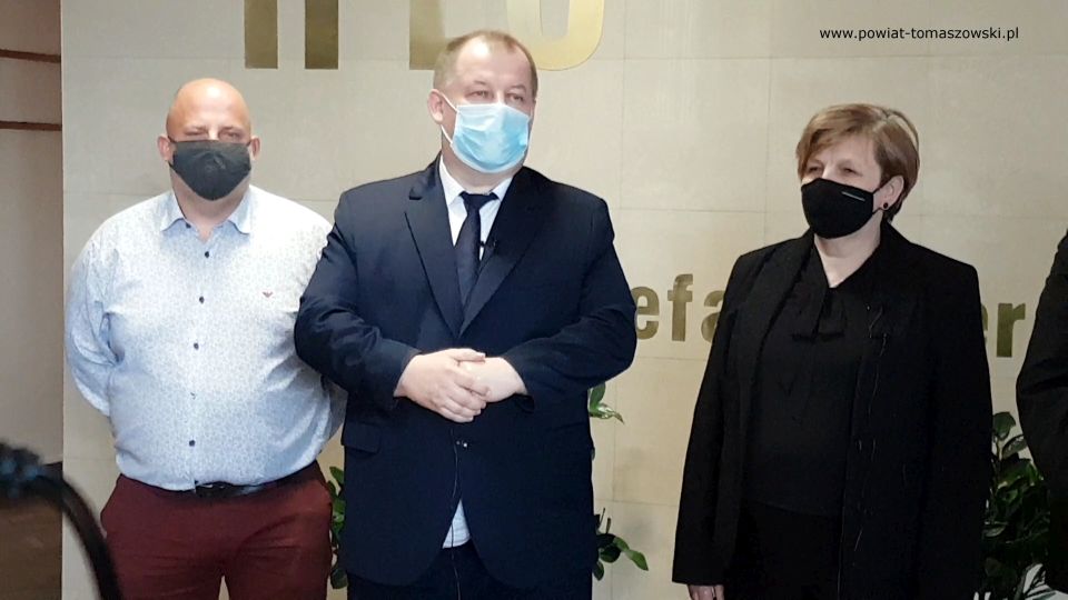Na zdjęciu: od prawej: Elżbieta Łojszczyk – członek Zarządu Powiatu Tomaszowskiego, Mariusz Węgrzynowski – Starosta Powiatu Tomaszowskiego, Przemysław Lauer – właściciel Przedsiębiorstwa Inwestycyjno-Budowlanego „Lauer” w Pabianicach – wykonawca prac, podczas podpisania umowy z wykonawcą prac „Termomodernizacja budynku II Liceum Ogólnokształcącego w  Tomaszowie Mazowieckim”