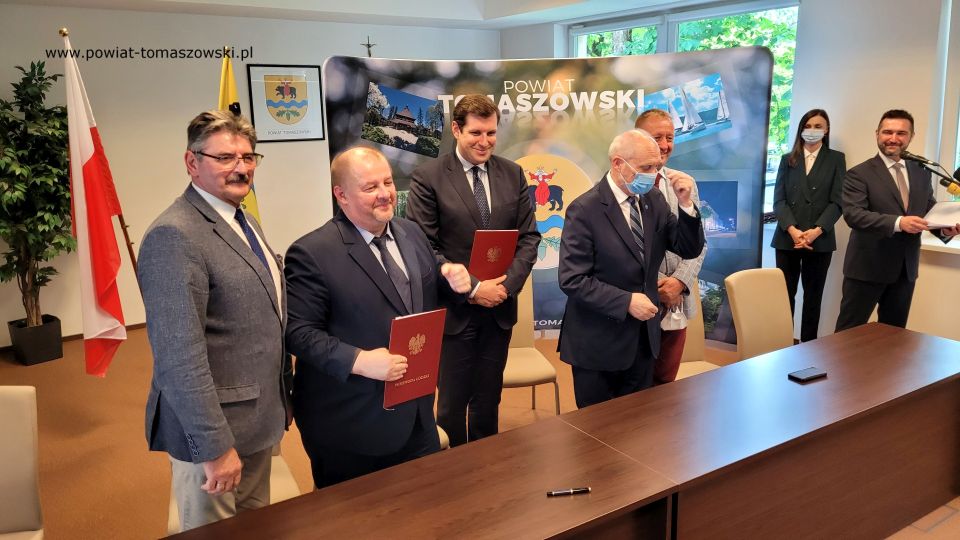 Na zdjęciu: od lewej: Leszek Ogórek – Wicestarosta Powiatu Tomaszowskiego, Mariusz Węgrzynowski – Starosta Powiatu Tomaszowskiego, Tobiasz Bocheński – Wojewoda Łódzki, Antoni Macierewicz – Marszałek Senior IX kadencji Sejmu RP, Robert Telus – poseł na Sejm RP, podczas uroczystości podpisania umów na dotacje z Rządowego Funduszu Rozwoju Dróg, które odbywało się w Starostwie Powiatowym w Tomaszowie Mazowieckim 28 czerwca 2021