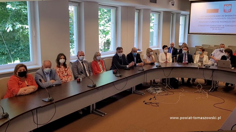 Na zdjęciu: uczestnicy uroczystego podpisania umów na dotacje z Rządowego Funduszu Rozwoju Dróg, które odbywało się w Starostwie Powiatowym w Tomaszowie Mazowieckim 28 czerwca 2021