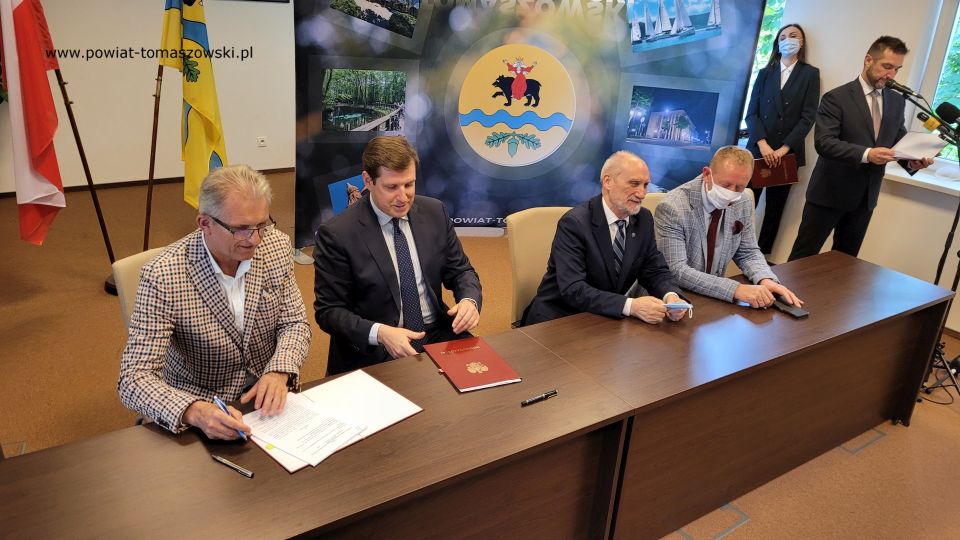 Na zdjęciu: od lewej: Andrzej Bednarek – Wójt gminy Czerniewice, Tobiasz Bocheński – Wojewoda Łódzki, Antoni Macierewicz – Marszałek Senior IX kadencji Sejmu RP, Robert Telus – poseł na Sejm RP, podczas uroczystości podpisania umów na dotacje z Rządowego Funduszu Rozwoju Dróg, które odbywało się w Starostwie Powiatowym w Tomaszowie Mazowieckim 28 czerwca 2021