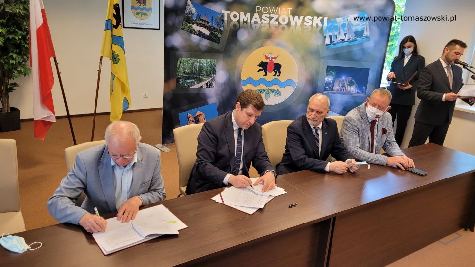 Na zdjęciu: od lewej: Franciszek Szmigiel – Wójt gminy Tomaszów Mazowiecki, Tobiasz Bocheński – Wojewoda Łódzki, Antoni Macierewicz – Marszałek Senior IX kadencji Sejmu RP, Robert Telus – poseł na Sejm RP, podczas uroczystości podpisania umów na dotacje z Rządowego Funduszu Rozwoju Dróg, które odbywało się w Starostwie Powiatowym w Tomaszowie Mazowieckim 28 czerwca 2021