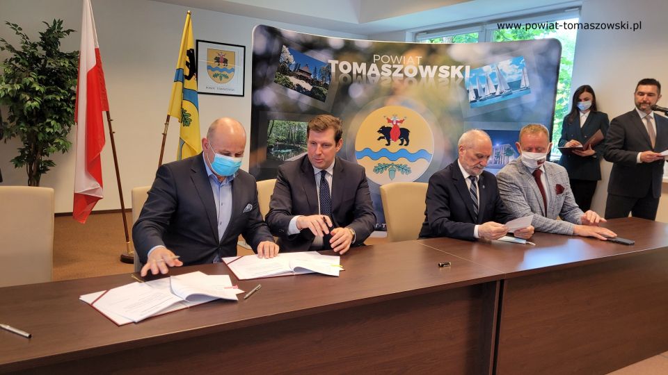 Na zdjęciu: od lewej: Marcin Witko- Prezydent Tomaszowa Mazowieckiego, Tobiasz Bocheński – Wojewoda Łódzki, Antoni Macierewicz – Marszałek Senior IX kadencji Sejmu RP, Robert Telus – poseł na Sejm RP, podczas uroczystości podpisania umów na dotacje z Rządowego Funduszu Rozwoju Dróg, które odbywało się w Starostwie Powiatowym w Tomaszowie Mazowieckim 28 czerwca 2021