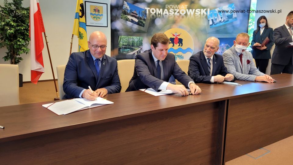 Na zdjęciu: od lewej: Artur Pawlak – Wójt Gminy Ujazd, Tobiasz Bocheński – Wojewoda Łódzki, Antoni Macierewicz – Marszałek Senior IX kadencji Sejmu RP, Robert Telus – poseł na Sejm RP, podczas uroczystości podpisania umów na dotacje z Rządowego Funduszu Rozwoju Dróg, które odbywało się w Starostwie Powiatowym w Tomaszowie Mazowieckim 28 czerwca 2021
