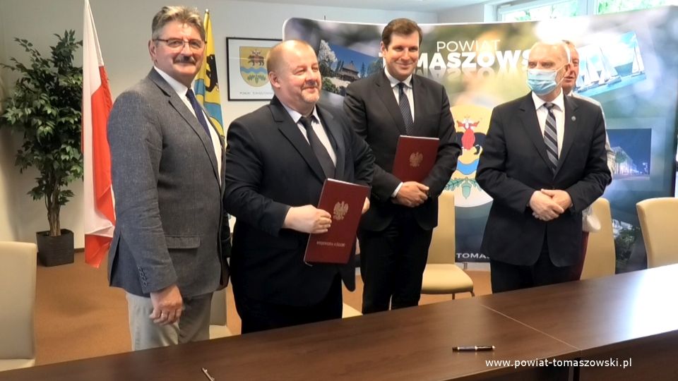 Na zdjęciu: od lewej: Leszek Ogórek – Wicestarosta Powiatu Tomaszowskiego, Mariusz Węgrzynowski – Starosta Powiatu Tomaszowskiego, Tobiasz Bocheński – Wojewoda Łódzki, Antoni Macierewicz – Marszałek Senior IX kadencji Sejmu RP, Robert Telus – poseł na Sejm RP, podczas uroczystości podpisania umów na dotacje z Rządowego Funduszu Rozwoju Dróg, które odbywało się w Starostwie Powiatowym w Tomaszowie Mazowieckim 28 czerwca 2021