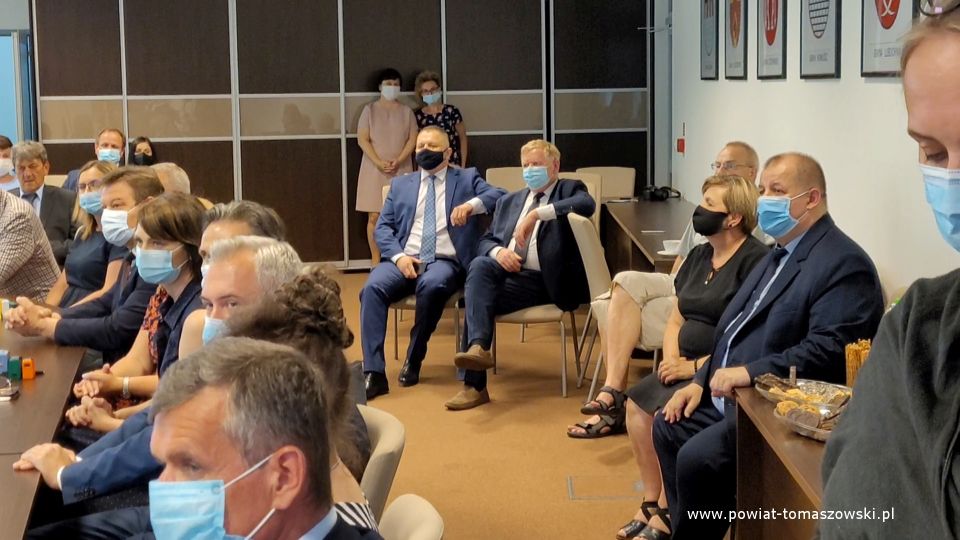 Na zdjęciu: uczestnicy uroczystego podpisania umów na dotacje z Rządowego Funduszu Rozwoju Dróg, które odbywało się w Starostwie Powiatowym w Tomaszowie Mazowieckim 28 czerwca 2021