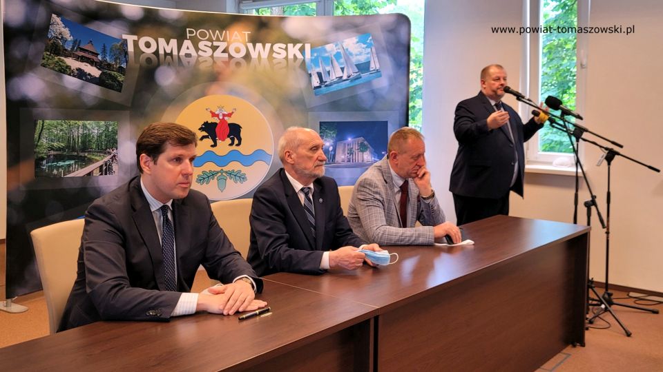 Na zdjęciu: od lewej: Tobiasz Bocheński – Wojewoda Łódzki, Antoni Macierewicz – Marszałek Senior IX kadencji Sejmu RP, Robert Telus – poseł na Sejm RP, Mariusz Węgrzynowski – Starosta Powiatu Tomaszowskiego, podczas uroczystości podpisania umów na dotacje z Rządowego Funduszu Rozwoju Dróg, które odbywało się w Starostwie Powiatowym w Tomaszowie Mazowieckim 28 czerwca 2021