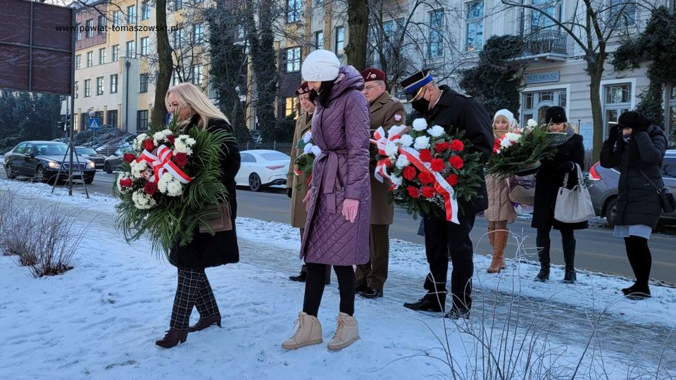Na zdjęciu: uczestnicy obchodów Narodowego Dnia Zwycięskiego Powstania Wielkopolskiego, które odbyły się w poniedziałek,  27 grudnia 2021 roku, w Tomaszowie Mazowieckim