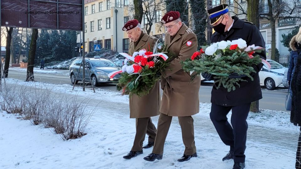Na zdjęciu: uczestnicy obchodów Narodowego Dnia Zwycięskiego Powstania Wielkopolskiego, które odbyły się w poniedziałek,  27 grudnia 2021 roku, w Tomaszowie Mazowieckim