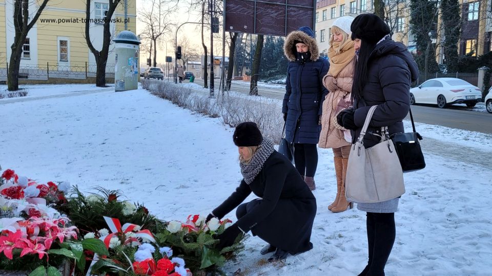 Na zdjęciu: uczestnicy obchodów Narodowego Dnia Zwycięskiego Powstania Wielkopolskiego, które odbyły się w poniedziałek,  27 grudnia 2021 roku, w Tomaszowie Mazowieckim