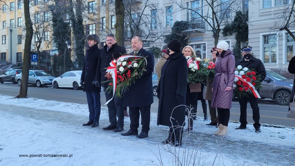 Na zdjęciu: uczestnicy obchodów Narodowego Dnia Zwycięskiego Powstania Wielkopolskiego, które odbyły się w poniedziałek,  27 grudnia 2021 roku, w Tomaszowie Mazowieckim