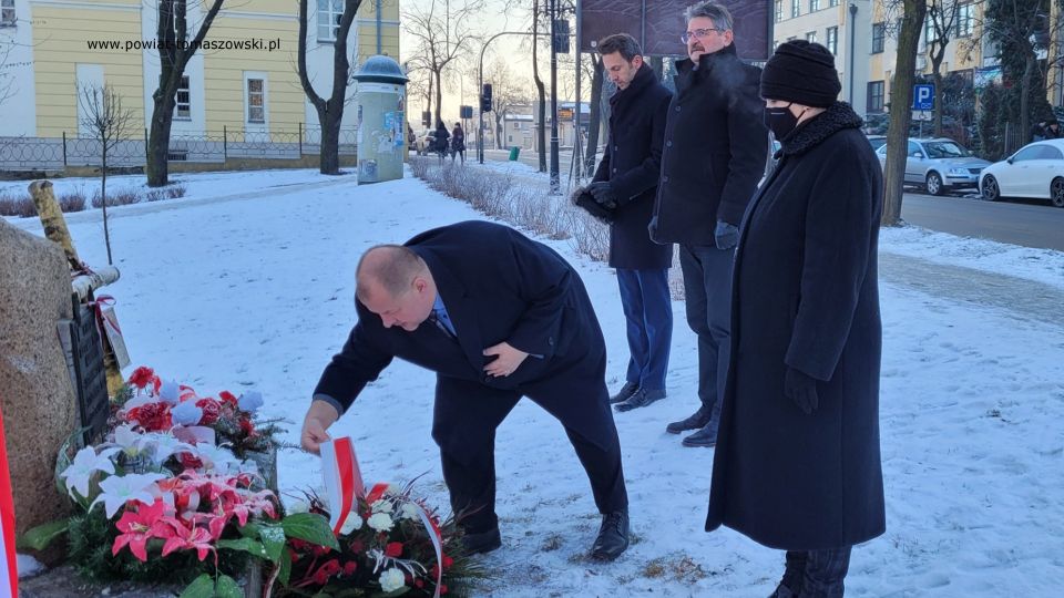 Na zdjęciu: uczestnicy obchodów Narodowego Dnia Zwycięskiego Powstania Wielkopolskiego, które odbyły się w poniedziałek,  27 grudnia 2021 roku, w Tomaszowie Mazowieckim
