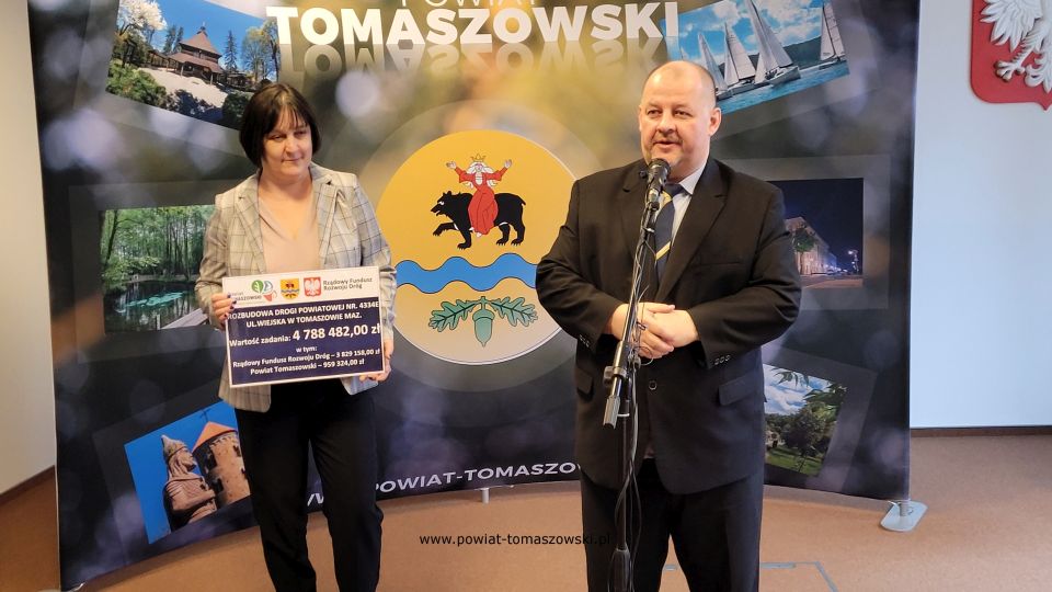 Na zdjęciu: Mariusz Węgrzynowski – Starosta Powiatu Tomaszowskiego i Elżbieta Rudzka – dyrektor Zarządu Dróg Powiatowych, podczas konferencji prasowej, która odbyła się w sali konferencyjnej w Starostwie Powiatowym w Tomaszowie Mazowieckim w piątek, 18 lutego 2022 roku Na zdjęciu: Mariusz Węgrzynowski – Starosta Powiatu Tomaszowskiego i Elżbieta Rudzka – dyrektor Zarządu Dróg Powiatowych, podczas konferencji prasowej, która odbyła się w sali konferencyjnej w Starostwie Powiatowym w Tomaszowie Mazowieckim w piątek, 18 lutego 2022 roku