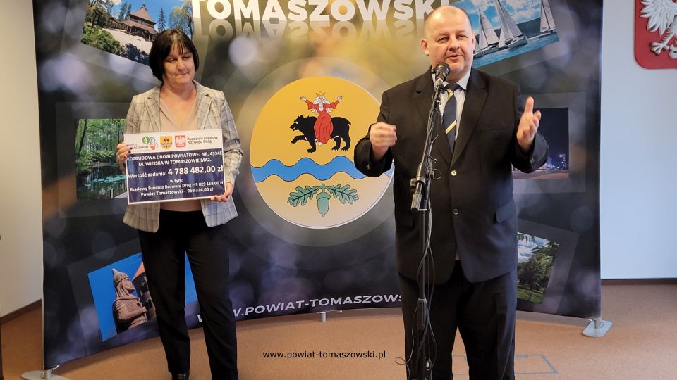 Na zdjęciu: Mariusz Węgrzynowski – Starosta Powiatu Tomaszowskiego i Elżbieta Rudzka – dyrektor Zarządu Dróg Powiatowych, podczas konferencji prasowej, która odbyła się w sali konferencyjnej w Starostwie Powiatowym w Tomaszowie Mazowieckim w piątek, 18 lutego 2022 roku Na zdjęciu: Mariusz Węgrzynowski – Starosta Powiatu Tomaszowskiego i Elżbieta Rudzka – dyrektor Zarządu Dróg Powiatowych, podczas konferencji prasowej, która odbyła się w sali konferencyjnej w Starostwie Powiatowym w Tomaszowie Mazowieckim w piątek, 18 lutego 2022 roku