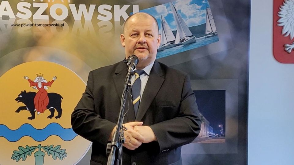 Na zdjęciu: Mariusz Węgrzynowski – Starosta Powiatu Tomaszowskiego podczas konferencji prasowej, która odbyła się w sali konferencyjnej w Starostwie Powiatowym w Tomaszowie Mazowieckim w piątek, 18 lutego 2022 roku Na zdjęciu: Mariusz Węgrzynowski – Starosta Powiatu Tomaszowskiego podczas konferencji prasowej, która odbyła się w sali konferencyjnej w Starostwie Powiatowym w Tomaszowie Mazowieckim w piątek, 18 lutego 2022 roku