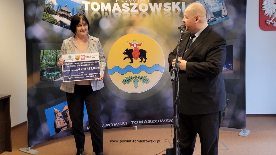 Na zdjęciu: Mariusz Węgrzynowski – Starosta Powiatu Tomaszowskiego i Elżbieta Rudzka – dyrektor Zarządu Dróg Powiatowych, podczas konferencji prasowej, która odbyła się w sali konferencyjnej w Starostwie Powiatowym w Tomaszowie Mazowieckim w piątek, 18 lutego 2022 roku Na zdjęciu: Mariusz Węgrzynowski – Starosta Powiatu Tomaszowskiego i Elżbieta Rudzka – dyrektor Zarządu Dróg Powiatowych, podczas konferencji prasowej, która odbyła się w sali konferencyjnej w Starostwie Powiatowym w Tomaszowie Mazowieckim w piątek, 18 lutego 2022 roku