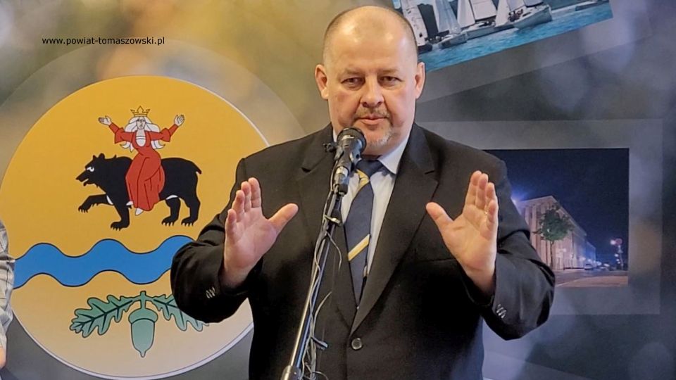 Na zdjęciu: Mariusz Węgrzynowski – Starosta Powiatu Tomaszowskiego i Elżbieta Rudzka – dyrektor Zarządu Dróg Powiatowych, podczas konferencji prasowej, która odbyła się w sali konferencyjnej w Starostwie Powiatowym w Tomaszowie Mazowieckim w piątek, 18 lutego 2022 roku Na zdjęciu: Mariusz Węgrzynowski – Starosta Powiatu Tomaszowskiego i Elżbieta Rudzka – dyrektor Zarządu Dróg Powiatowych, podczas konferencji prasowej, która odbyła się w sali konferencyjnej w Starostwie Powiatowym w Tomaszowie Mazowieckim w piątek, 18 lutego 2022 roku