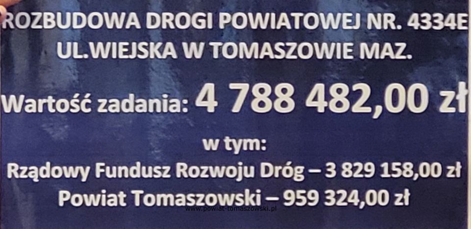 Na zdjęciu: baner informujący o wartości remontu drogi powiatowej nr 4334E ul. Wiejska w Tomaszowie Mazowieckim. Wartość zadania wyniesie 4 788 482,00 zł, udało się pozyskać dofinansowanie z Rządowego Funduszu Rozwoju Dróg w wysokości 3 829 185,00 zł, co stanowi 80% wartości zadania Na zdjęciu: baner informujący o wartości remontu drogi powiatowej nr 4334E ul. Wiejska w Tomaszowie Mazowieckim. Wartość zadania wyniesie 4 788 482,00 zł, udało się pozyskać dofinansowanie z Rządowego Funduszu Rozwoju Dróg w wysokości 3 829 185,00 zł, co stanowi 80% wartości zadania
