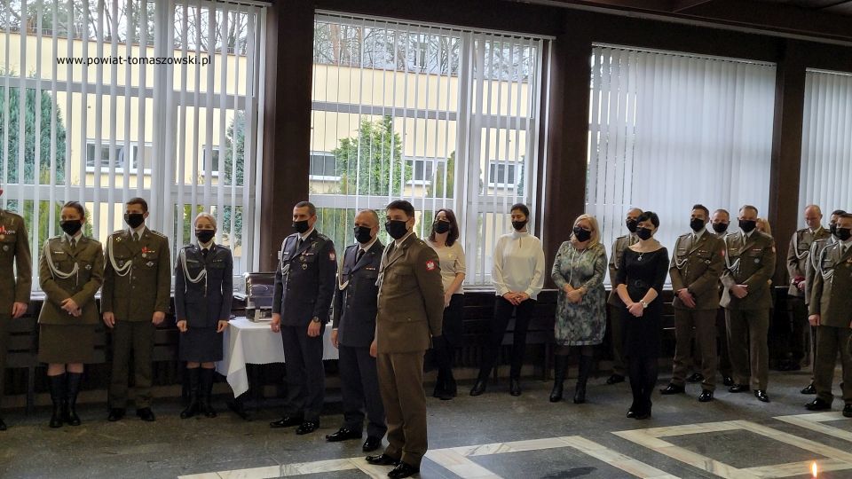 Zdjęcie ze spotkania wigilijnego, które odbyło się w piątek, 17 grudnia 2021 roku, w jednostce wojskowej 25. Brygadzie Kawalerii Powietrznej w Tomaszowie Mazowieckim Zdjęcie ze spotkania wigilijnego, które odbyło się w piątek, 17 grudnia 2021 roku, w jednostce wojskowej 25. Brygadzie Kawalerii Powietrznej w Tomaszowie Mazowieckim