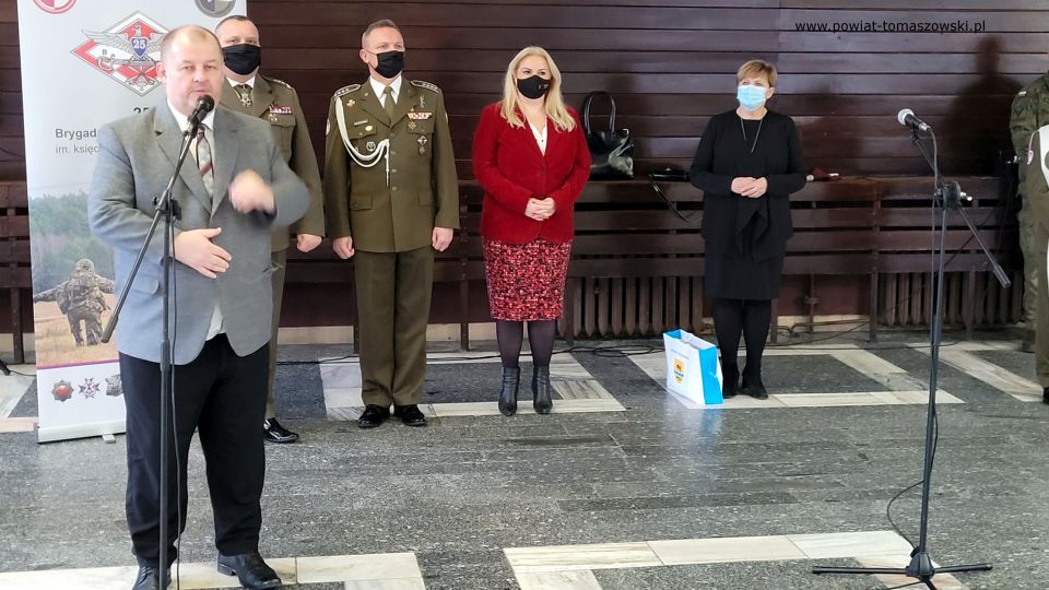 Zdjęcie ze spotkania wigilijnego, które odbyło się w piątek, 17 grudnia 2021 roku, w jednostce wojskowej 25. Brygadzie Kawalerii Powietrznej w Tomaszowie Mazowieckim Zdjęcie ze spotkania wigilijnego, które odbyło się w piątek, 17 grudnia 2021 roku, w jednostce wojskowej 25. Brygadzie Kawalerii Powietrznej w Tomaszowie Mazowieckim