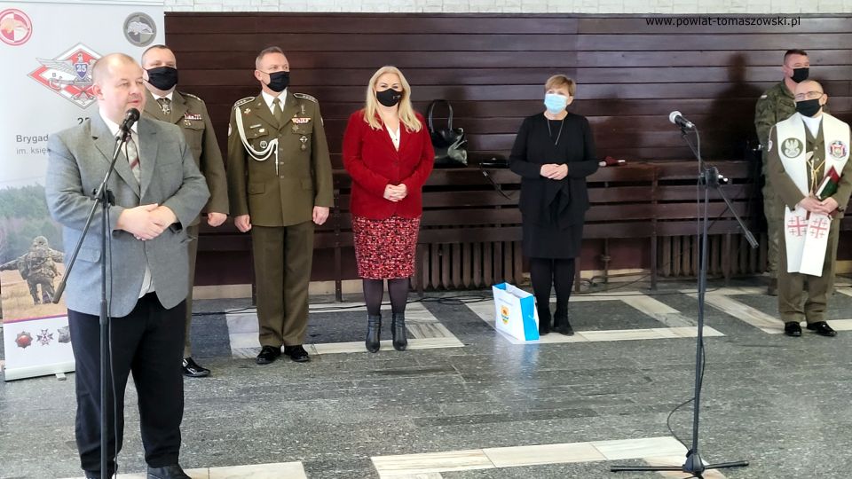 Zdjęcie ze spotkania wigilijnego, które odbyło się w piątek, 17 grudnia 2021 roku, w jednostce wojskowej 25. Brygadzie Kawalerii Powietrznej w Tomaszowie Mazowieckim Zdjęcie ze spotkania wigilijnego, które odbyło się w piątek, 17 grudnia 2021 roku, w jednostce wojskowej 25. Brygadzie Kawalerii Powietrznej w Tomaszowie Mazowieckim