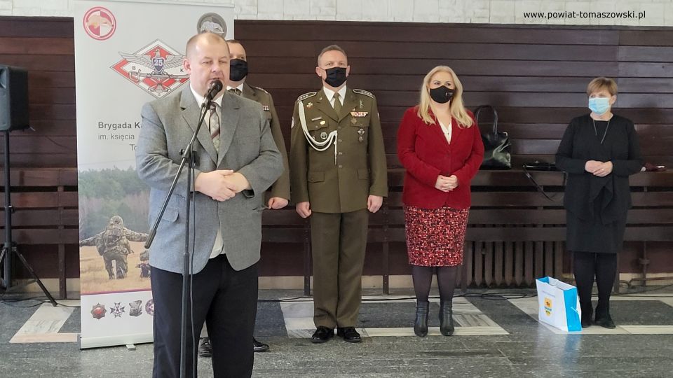 Zdjęcie ze spotkania wigilijnego, które odbyło się w piątek, 17 grudnia 2021 roku, w jednostce wojskowej 25. Brygadzie Kawalerii Powietrznej w Tomaszowie Mazowieckim Zdjęcie ze spotkania wigilijnego, które odbyło się w piątek, 17 grudnia 2021 roku, w jednostce wojskowej 25. Brygadzie Kawalerii Powietrznej w Tomaszowie Mazowieckim
